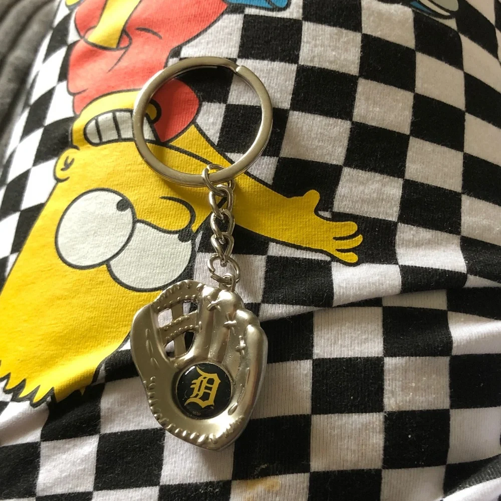 Detroit Tigers Silver Baseball Glove Keychain - Black/Yellow Detail